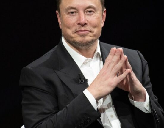 Munca devine opțională? Profeția lui Elon Musk, față în față cu paradoxul AI: Genial, dar surprinzător de stupid