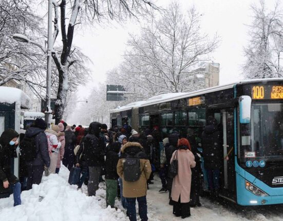 Copaci doborâţi, peste 40 de maşini avariate și trafic aerian îngreunat din cauza viscolului. Peste 100 de intervenții ale ISU București și Ilfov