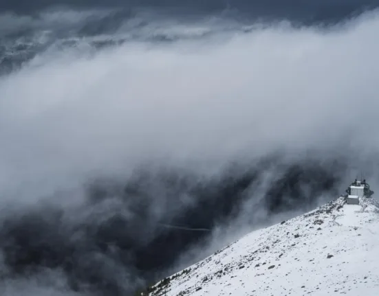 Opt schiori surprinși de avalanșă, găsiți morți în munții Californiei. O altă persoană, căutată de autorități