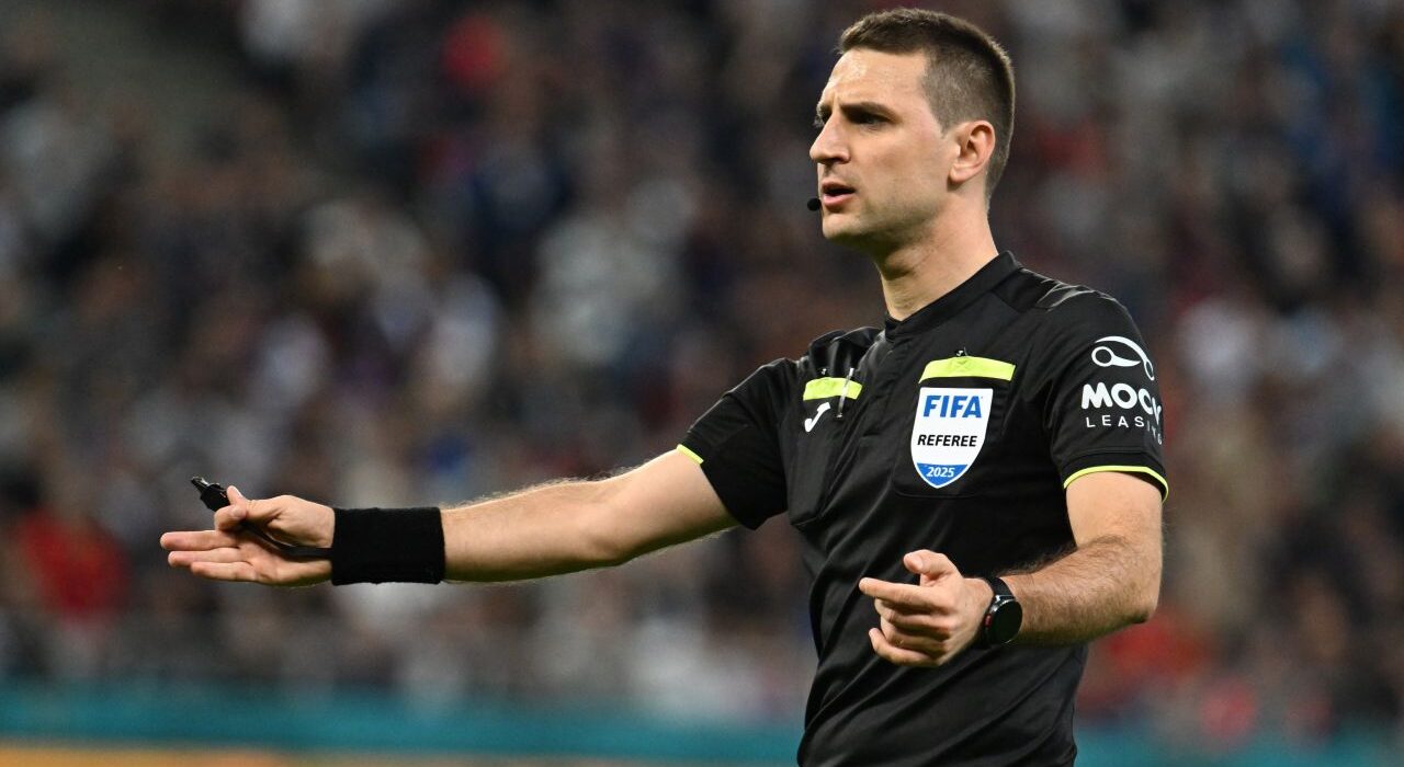 Cine va arbitra derby-ul Rapid