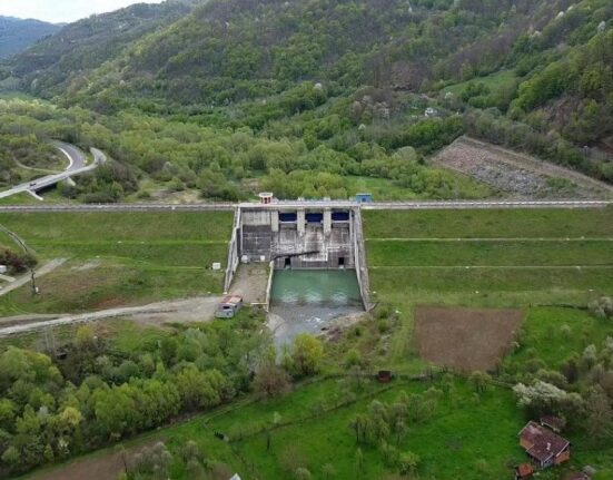 Baraj aproape gata, oprit pentru că era autorizat pe vremea lui Ceaușescu. Finalizată 90%, construcția de la Mihăileni, din Munții Apuseni, este blocată de activiștii Declic