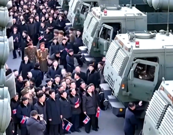 Kim Jong Un a prezentat un nou lansator multiplu de rachete cu potențial nuclear: „Nimeni nu poate spera să fie protejat de Dumnezeu”