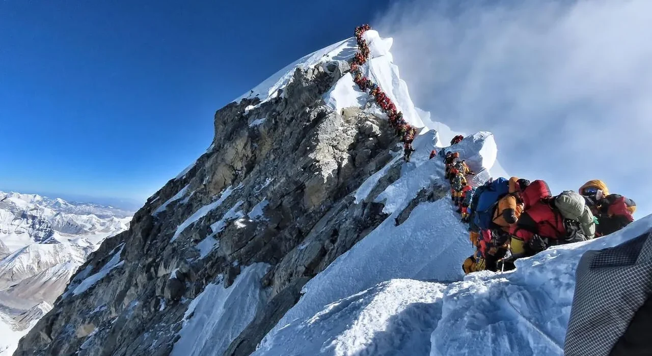 Everest nu mai poate fi escaladat de oricine. Autoritățile din Nepal impun reguli stricte pentru alpiniști