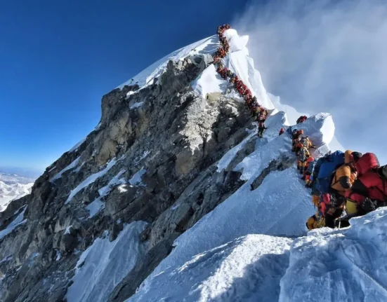 Everest nu mai poate fi escaladat de oricine. Autoritățile din Nepal impun reguli stricte pentru alpiniști