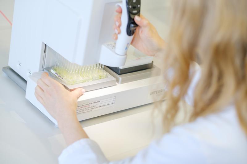 Virusul pe care 95% dintre oameni îl poartă toată viaţa şi este uneori asociat cu boli grave. Primul anticorp uman capabil să blocheze virusul, dezvoltat de cercetători din SUA