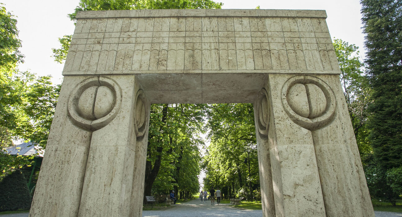 Bancă distrusă din Ansamblul Brâncuși, în apropiere de Poarta Sărutului. Poliția face cercetări într-un dosar de distrugere