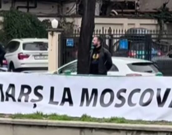 „Marș la Moscova”. Protest în fața Ambasadei Rusiei, organizată de Lupii Tricolori: „Împotriva trompetelor și conservelor rusești care manipulează românii”