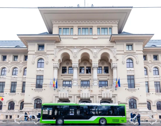 Semnătura care blochează Capitala: cum o decizie de la vârful Primăriei lasă sute de angajați fără salarii și pune sănătatea Bucureștiului în pericol
