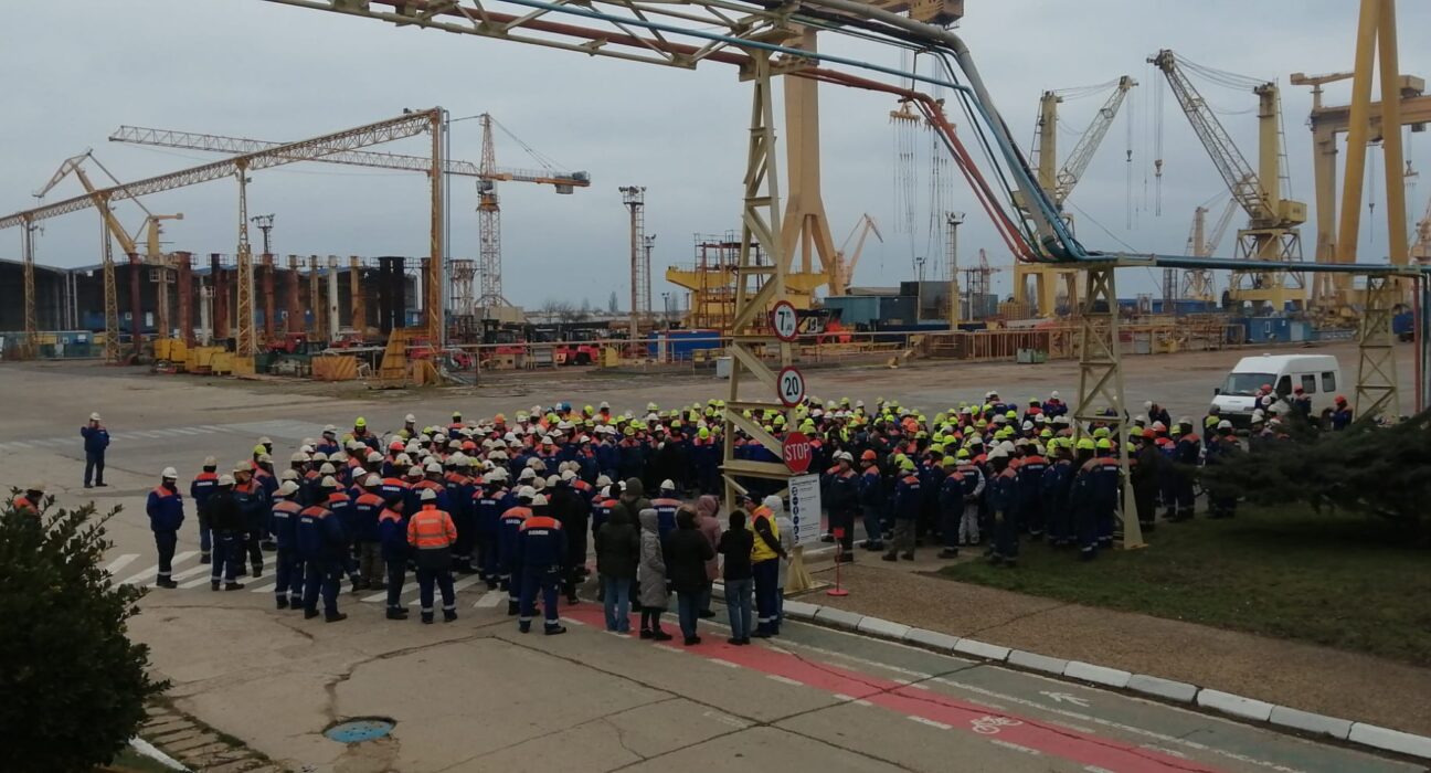 VIDEO Protest la șantierul naval Mangalia. Angajații cer plata salariilor restante și asigurări că activitatea va continua