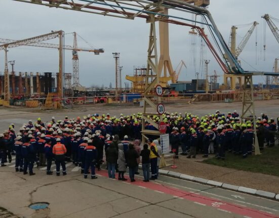 VIDEO Protest la șantierul naval Mangalia. Angajații cer plata salariilor restante și asigurări că activitatea va continua