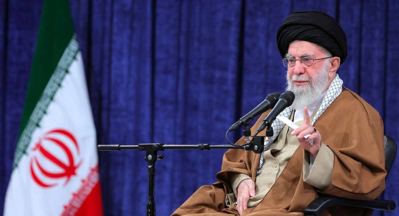 LIVE Ce s-a întâmplat în prima noapte în Iran, după atacul SUA și Israel și după ce Donald Trump a anunțat moartea lui Ali Khamenei. Iranul a atacat aeroporturile din Dubai și Abu Dhabi. Israelul a lansat un nou val de atacuri