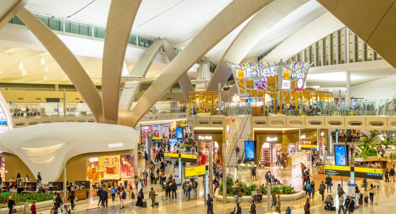 Un mort și mai mulți răniți într-un incident la cel mai important aeroport din Abu Dhabi