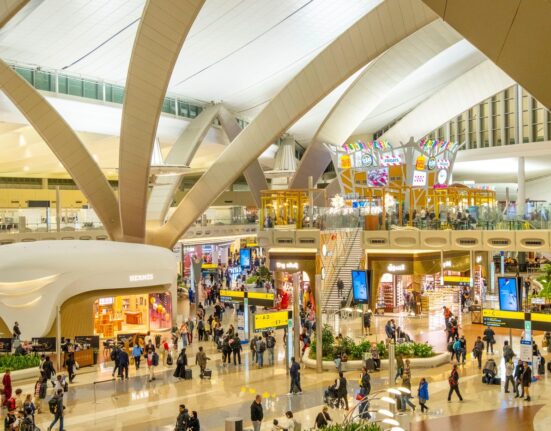Un mort și mai mulți răniți într-un incident la cel mai important aeroport din Abu Dhabi