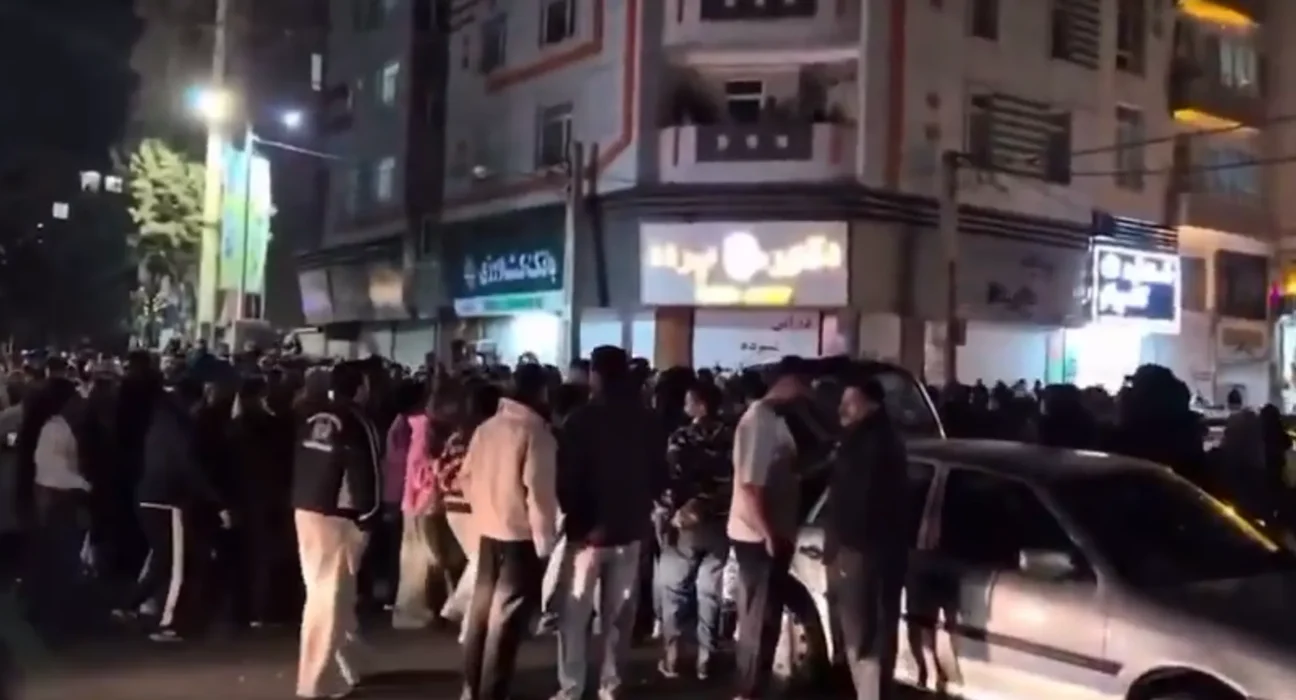VIDEO Strigăte de libertate în noapte: pe străzile din Teheran lumea începe să sărbătorească prăbușirea liderului suprem