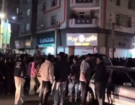 VIDEO Strigăte de libertate în noapte: pe străzile din Teheran lumea începe să sărbătorească prăbușirea liderului suprem