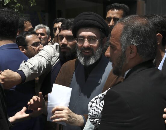 Cine este Mojtaba Khamenei, ales noul lider suprem al Iranului