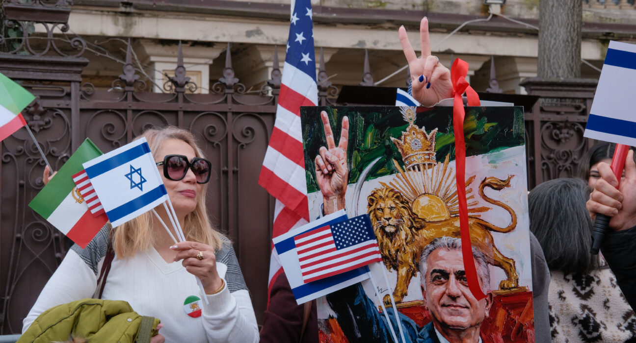 Protest în fața Ambasadei Iranului din București: zeci de iranieni au strigat mulțumiri pentru Trump și Netanyahu