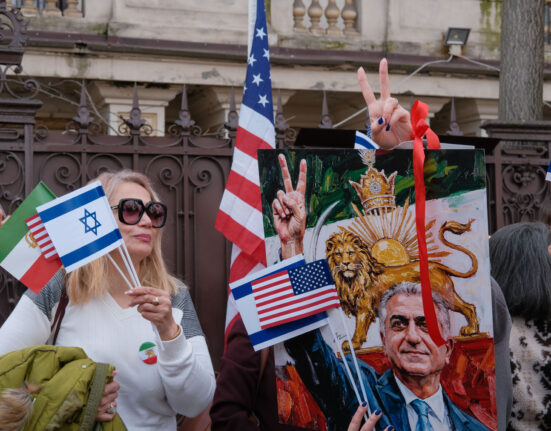Protest în fața Ambasadei Iranului din București: zeci de iranieni au strigat mulțumiri pentru Trump și Netanyahu