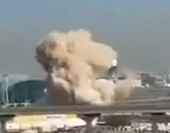 Momentul în care o dronă cade în apropierea aeroportului din Dubai. Martor: „Clădirea s-a zguduit”