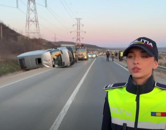 Accident pe Centura Clujului: microbuz cu 10 persoane răsturnat după impactul cu o autoutilitară. Patru răniți au ajuns la spital