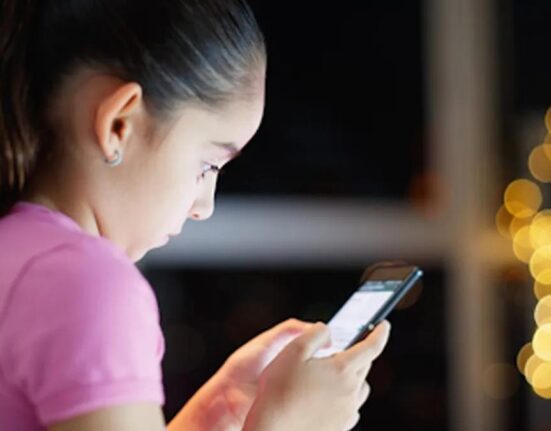 Dependența de telefon și rețele sociale: Secretul din spatele „scroll-ului”