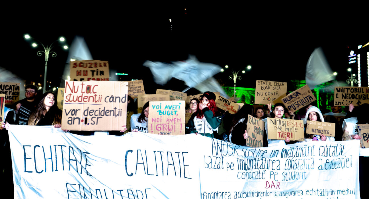 Ministrul Educaţiei a venit să vorbească cu studenţii care protestau în Piaţa Victoriei. Ce le-a transmis – VIDEO