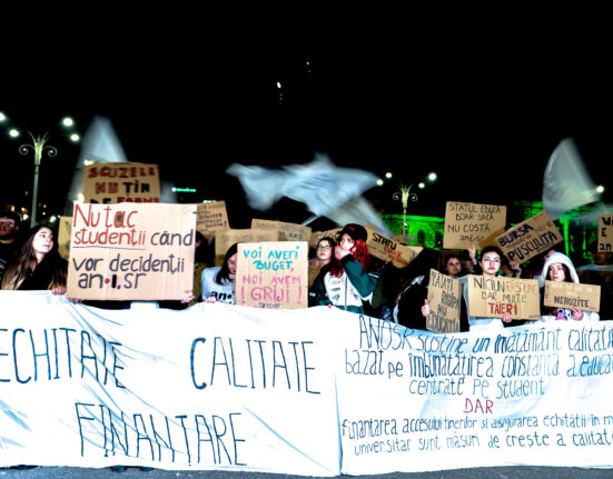Ministrul Educaţiei a venit să vorbească cu studenţii care protestau în Piaţa Victoriei. Ce le-a transmis – VIDEO
