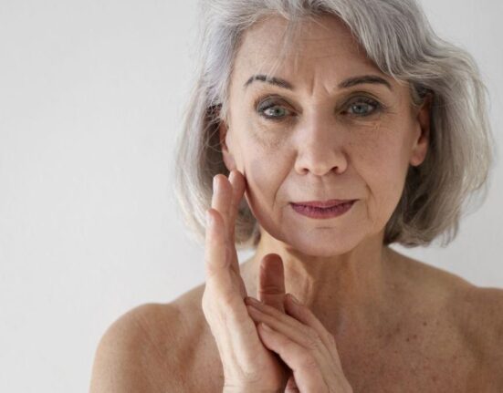 Ghid de nutriție la menopauză: Ce nu trebuie să-ți lipsească din meniu