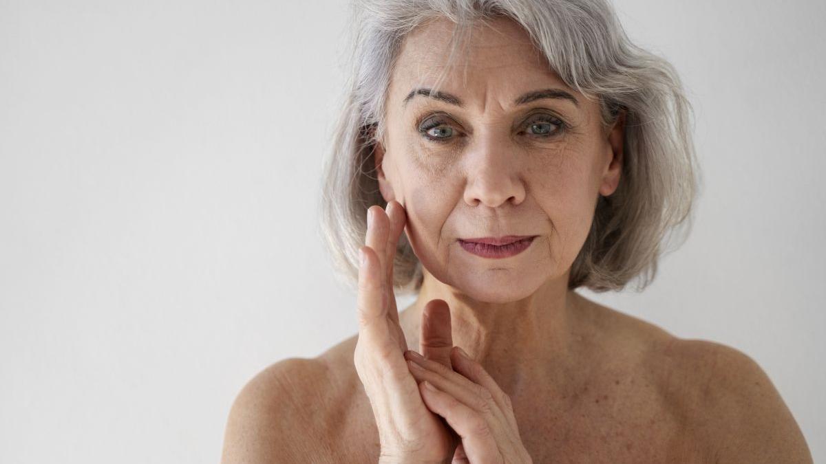 Ghid de nutriție la menopauză: Ce nu trebuie să-ți lipsească din meniu