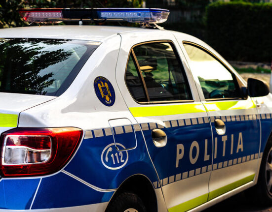 Un bărbat urmărit internaţional și două femei care au comis furturi din magazine, prinşi de poliţişti după ce au trecut cu mașina pe roşu