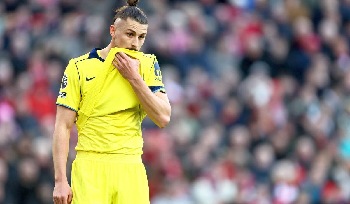 Englezii l-au lăsat corijent pe Radu Drăgușin pentru prestația din Liverpool