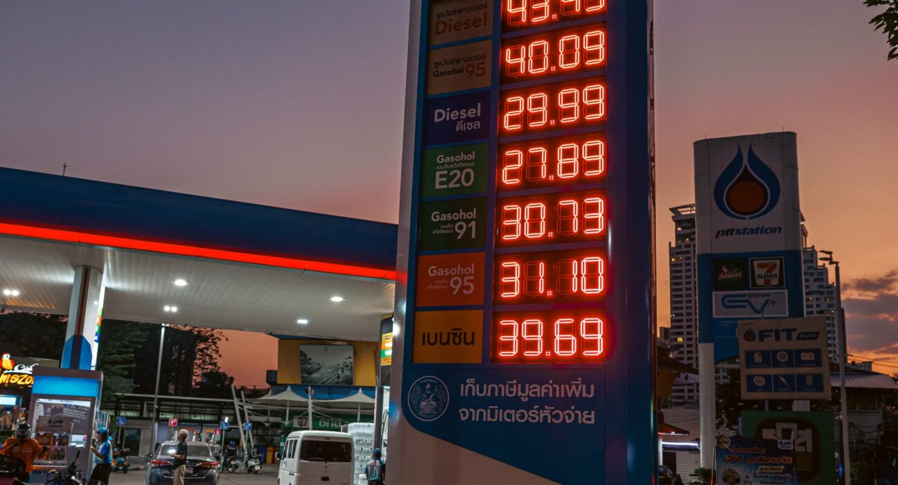 Prețul petrolului crește din nou, în ciuda anunțului lui Trump despre „distrugerea completă” a insulei strategice Kharg