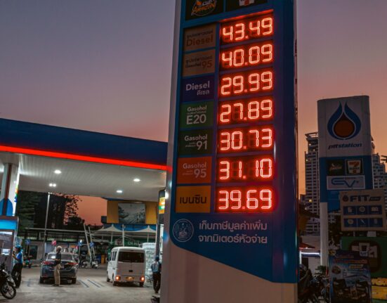 Prețul petrolului crește din nou, în ciuda anunțului lui Trump despre „distrugerea completă” a insulei strategice Kharg