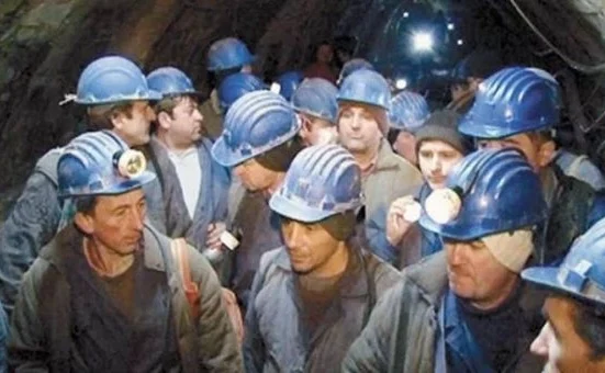 Sute de mineri protestează în faţa sediului Complexului Energetic Oltenia din Târgu Jiu