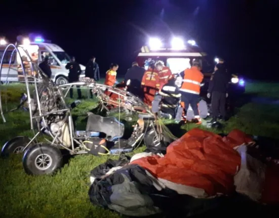 Accident tragic în Bihor: Doi oameni au murit după ce s-au prăbușit cu motoparapanta