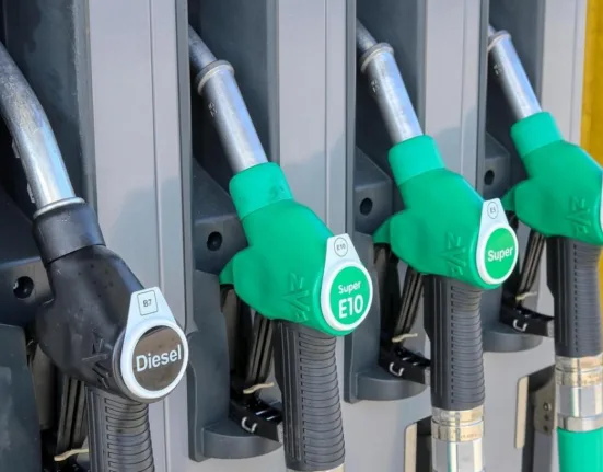 Prețurile la carburanți au crescut, dar chiar câștigă masiv statul? Calculul făcut de un economist după scumpiri