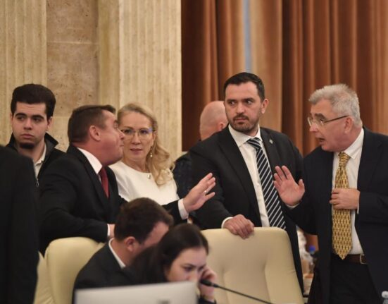 Scandal în Parlament: Amendamentul PSD privind ajutoarele pentru pensionari, picat de două ori la vot / Dezbaterile din comisiile buget-finanțe, suspendate până joi / Tensiuni în coaliție/ video