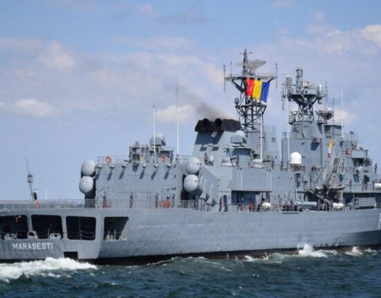 Nu le mai pasă de sancțiuni. Rușii ar putea trimite nave de război pentru a escorta flota fantomă