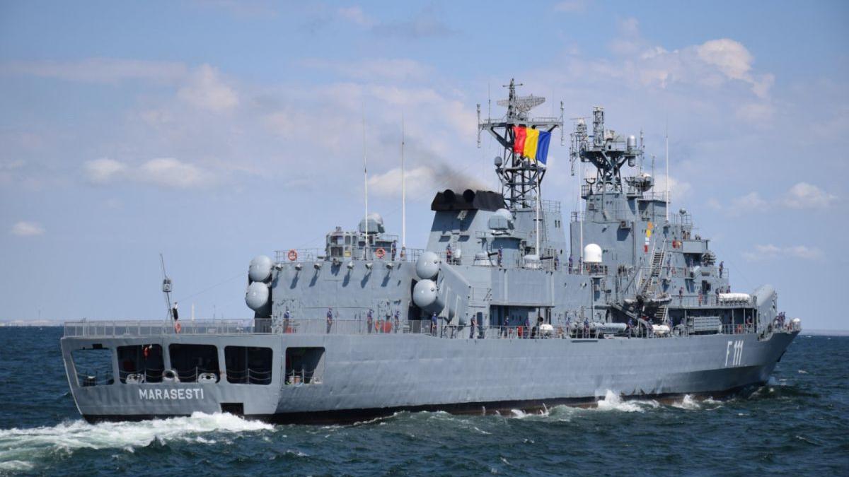 Nu le mai pasă de sancțiuni. Rușii ar putea trimite nave de război pentru a escorta flota fantomă
