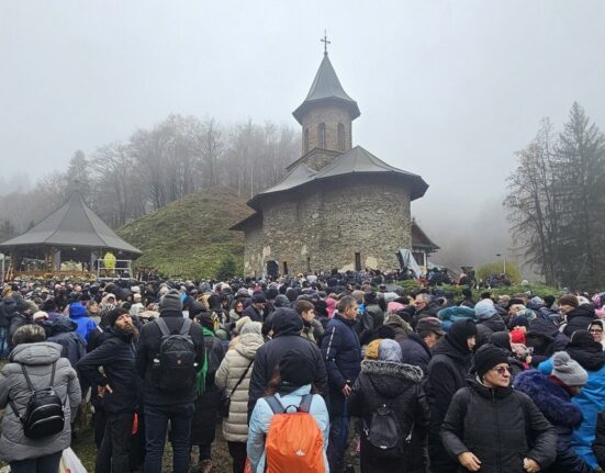 Ce cred tinerii din generația Z despre biserici: „Pe lângă slujbă, statul în picioare două ore mă face să mă simt rău”