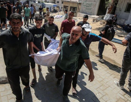 Violențele se extind în Cisiordania: coloniștii israelieni incendiază sate palestiniene