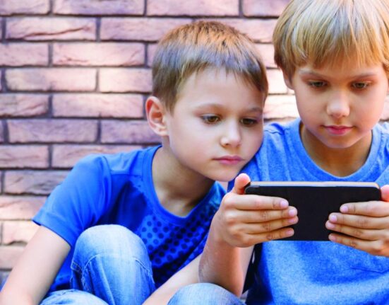 Șase din 10 copii români au primit mesaje cu caracter sexual pe internet