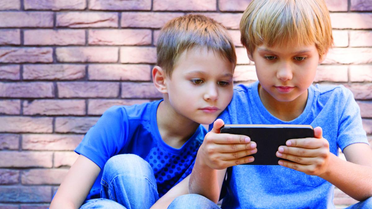 Șase din 10 copii români au primit mesaje cu caracter sexual pe internet