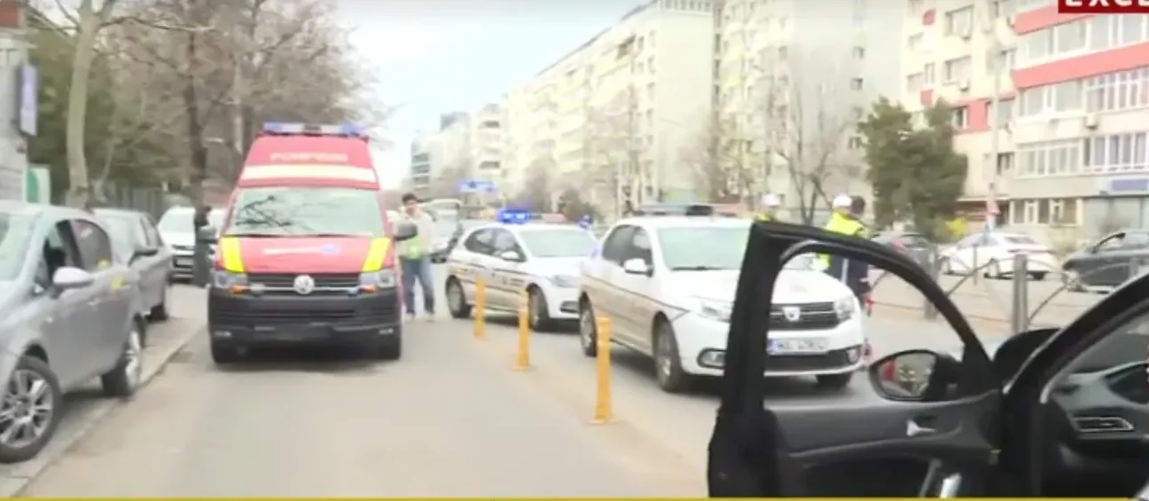 FOTO Accident cu ambulanță în față la Grigore Alexandrescu: un șofer i-a tăiat calea, mai multe mașini implicate. O persoană, la spital