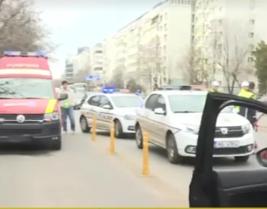 FOTO Accident cu ambulanță în față la Grigore Alexandrescu: un șofer i-a tăiat calea, mai multe mașini implicate. O persoană, la spital