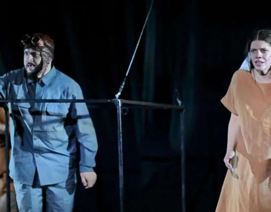 Spectacolul “Omul cel Bun din SÎciuan”, o parabolă modernă despre fragilitatea binelui într-o lume nedreaptă, la Teatrul Infinit