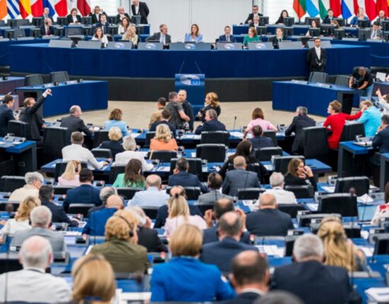 Parlamentul European a aprobat eliminarea taxelor pentru produsele americane, dar cu garanții: „Nu ne vom lăsa intimidaţi”