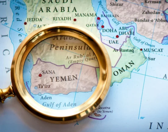 Se deschide un nou front al războiului din Orientul Mijlociu: gruparea Houthi din Yemen lansează un atac cu rachete balistice