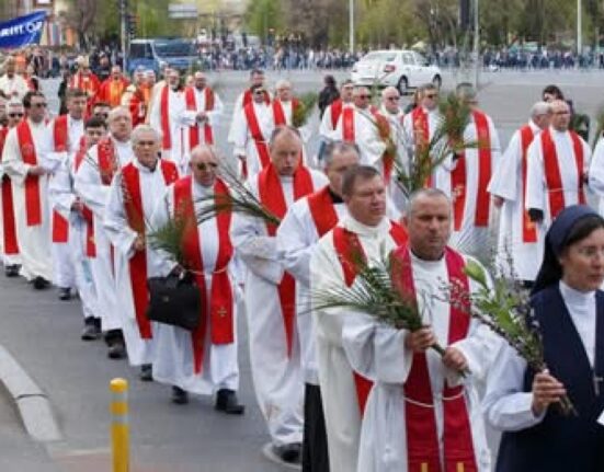 Restricții de trafic pe mai multe străzi din Capitală, duminică, de Floriile catolice