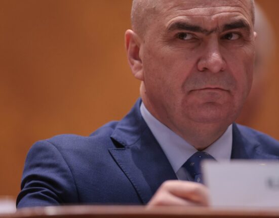 Guvernul pregătește un fond de solidaritate finanțat din profiturile companiilor petroliere. Bolojan: „Unele au câștiguri excepționale. Trebuie să contribuie”